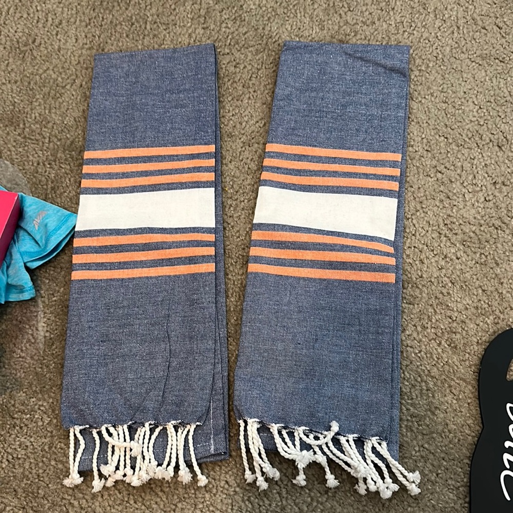 Pack of 2 decorative towels.